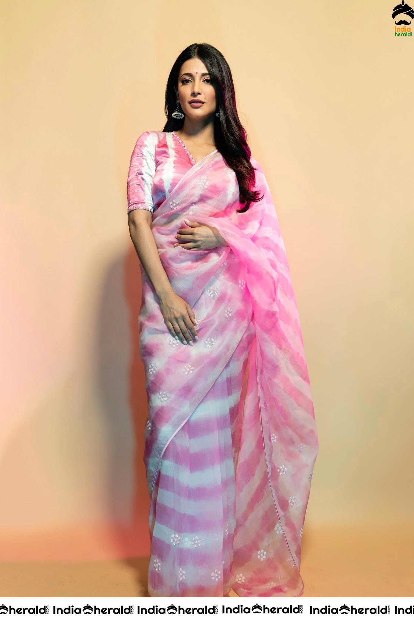 Shruti Haasan Draped in Pink Saree