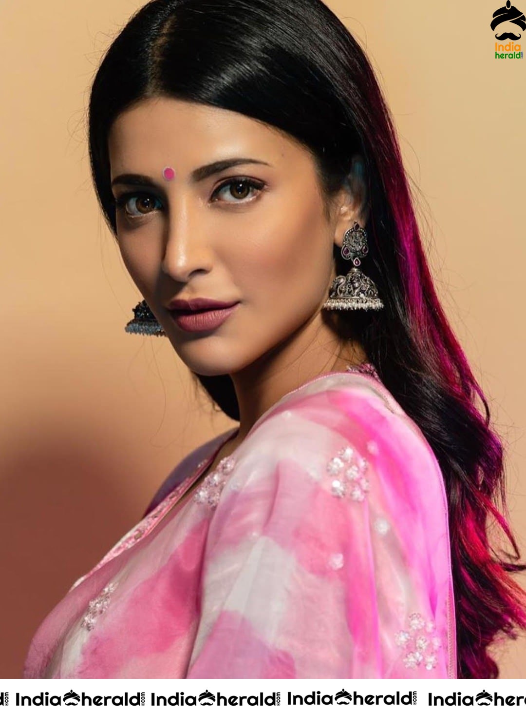 Shruti Haasan Draped in Pink Saree