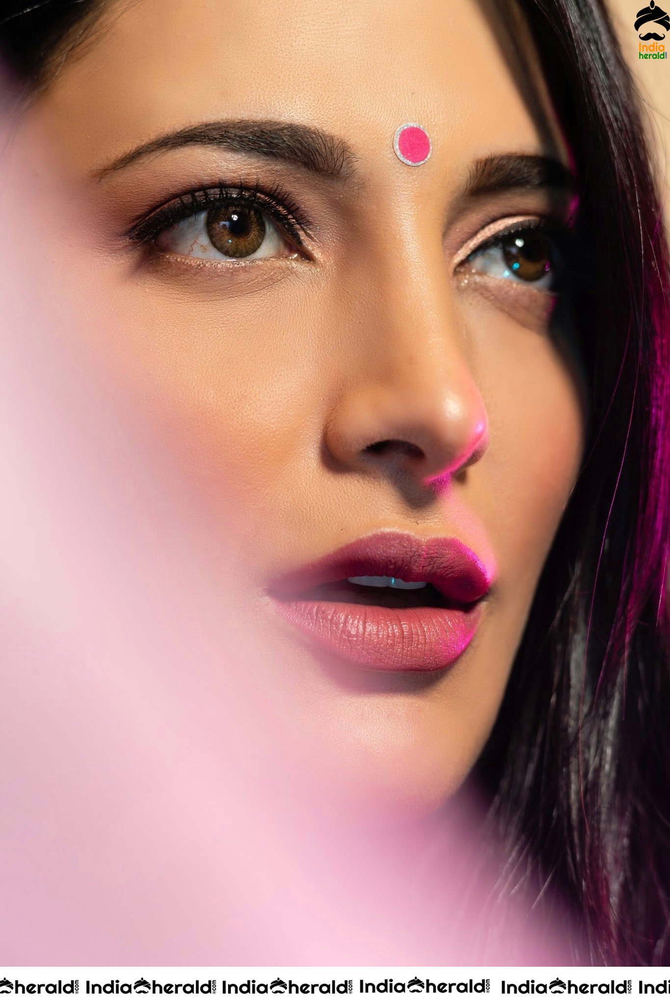 Shruti Haasan Draped in Pink Saree