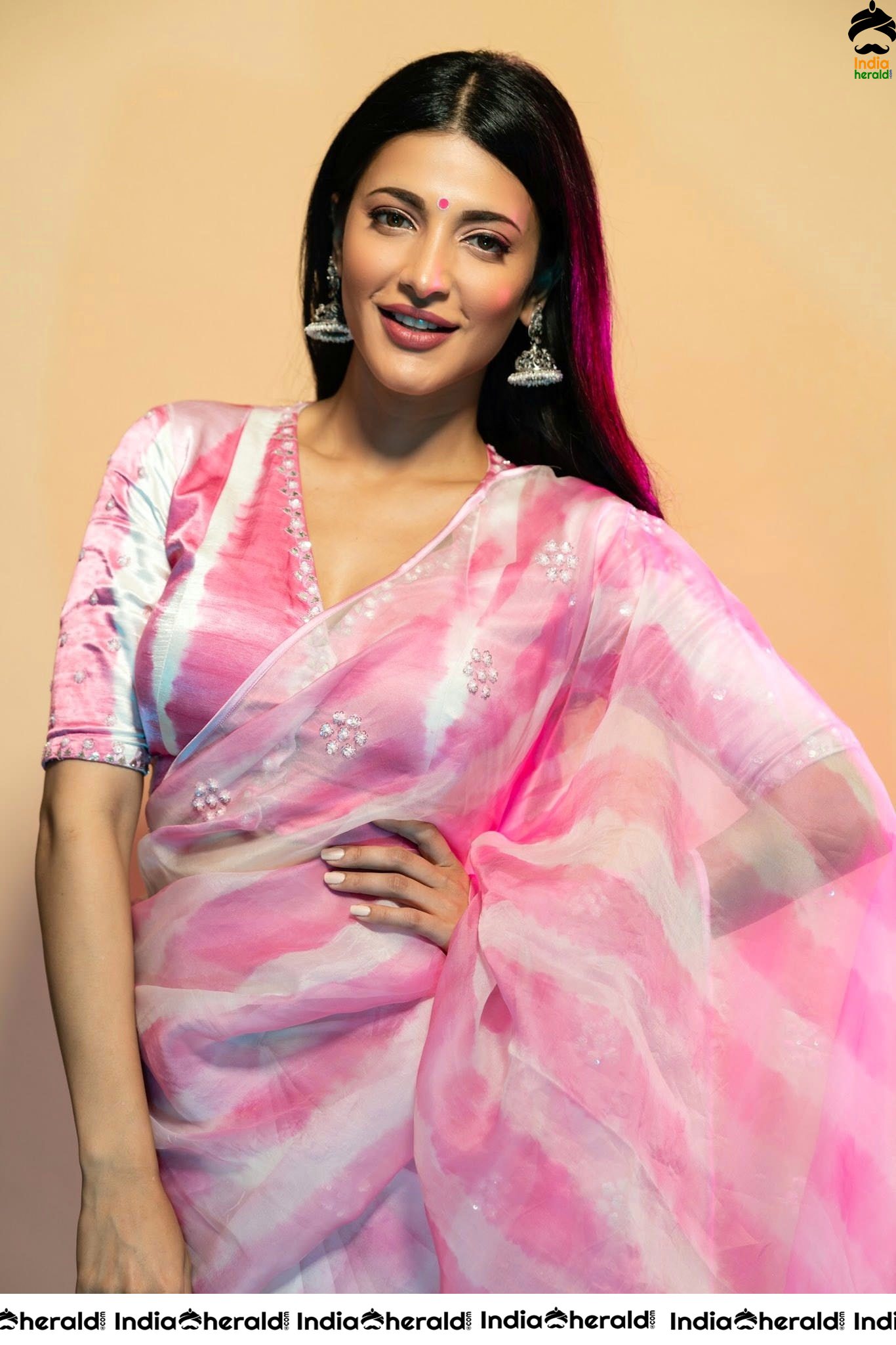 Shruti Haasan Draped in Pink Saree