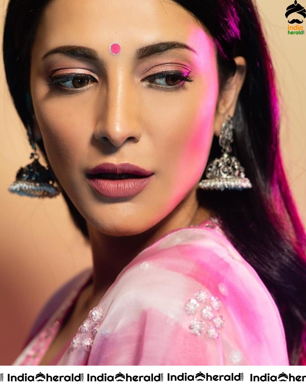Shruti Haasan Draped in Pink Saree