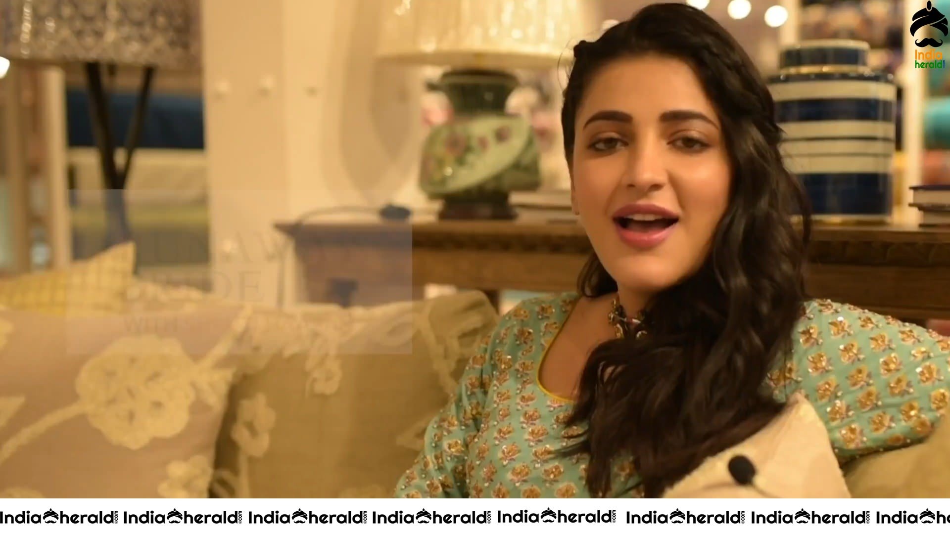 Shruti Haasan Hot Cleavage and Fleshy Waist Show in these Latest Photoshoot Photos Set 1