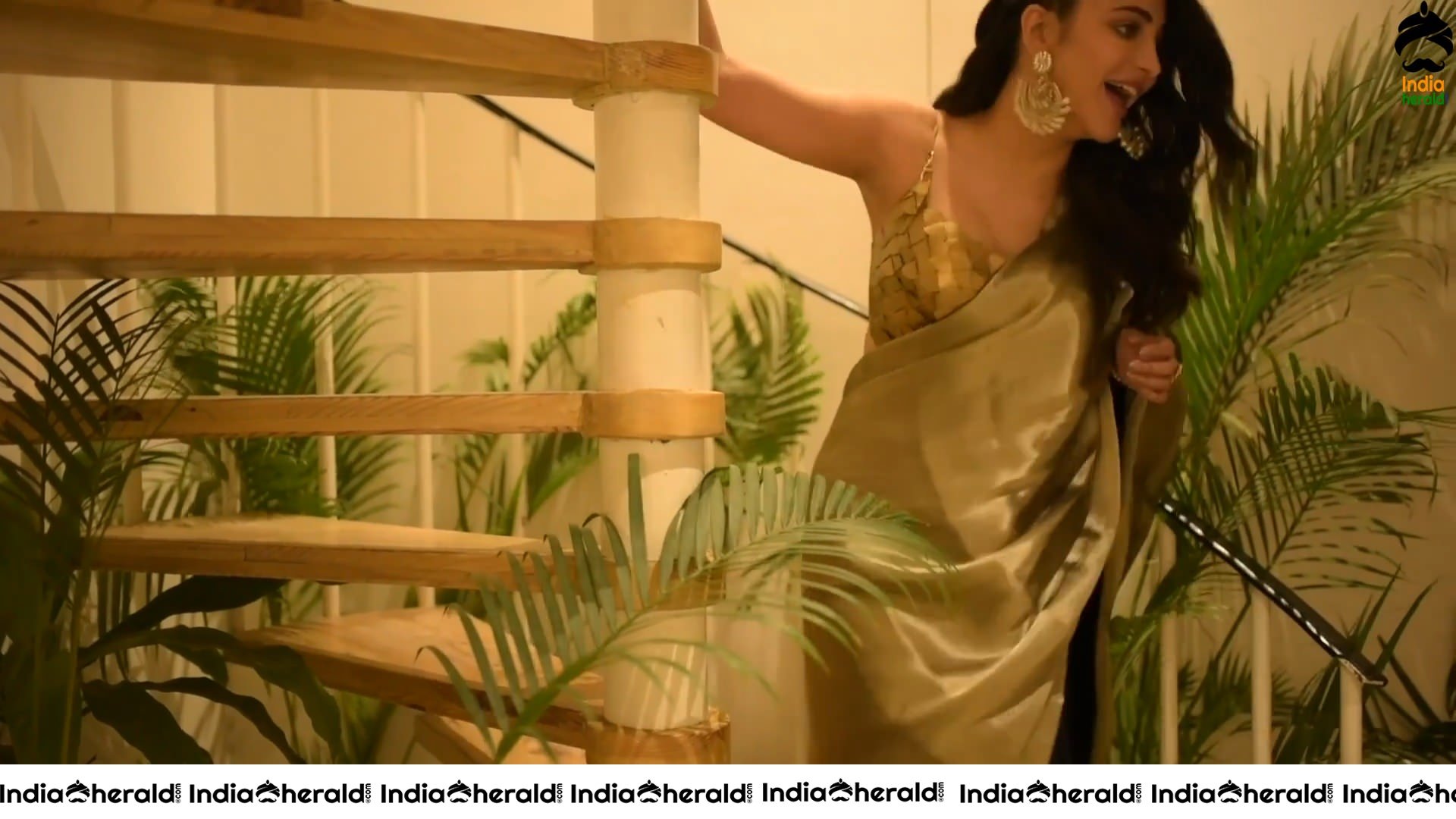 Shruti Haasan Hot Cleavage and Fleshy Waist Show in these Latest Photoshoot Photos Set 1