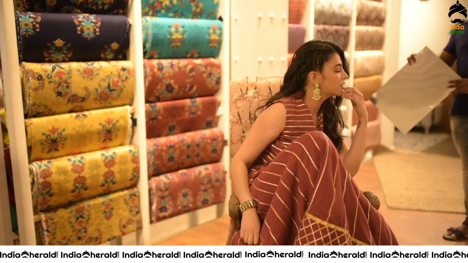 Shruti Haasan Hot Cleavage and Fleshy Waist Show in these Latest Photoshoot Photos Set 1