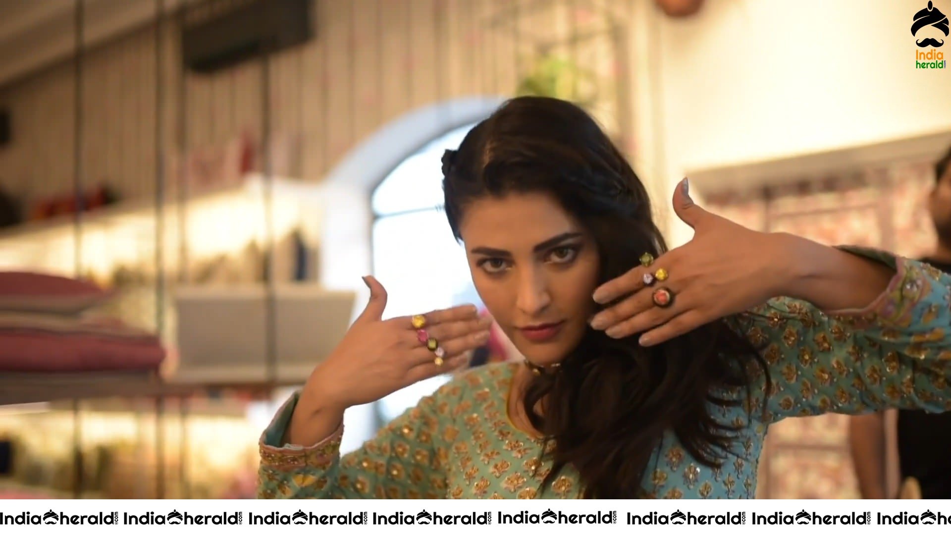 Shruti Haasan Hot Cleavage and Fleshy Waist Show in these Latest Photoshoot Photos Set 1