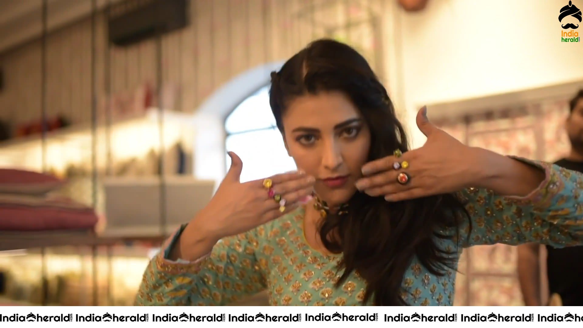 Shruti Haasan Hot Cleavage and Fleshy Waist Show in these Latest Photoshoot Photos Set 1