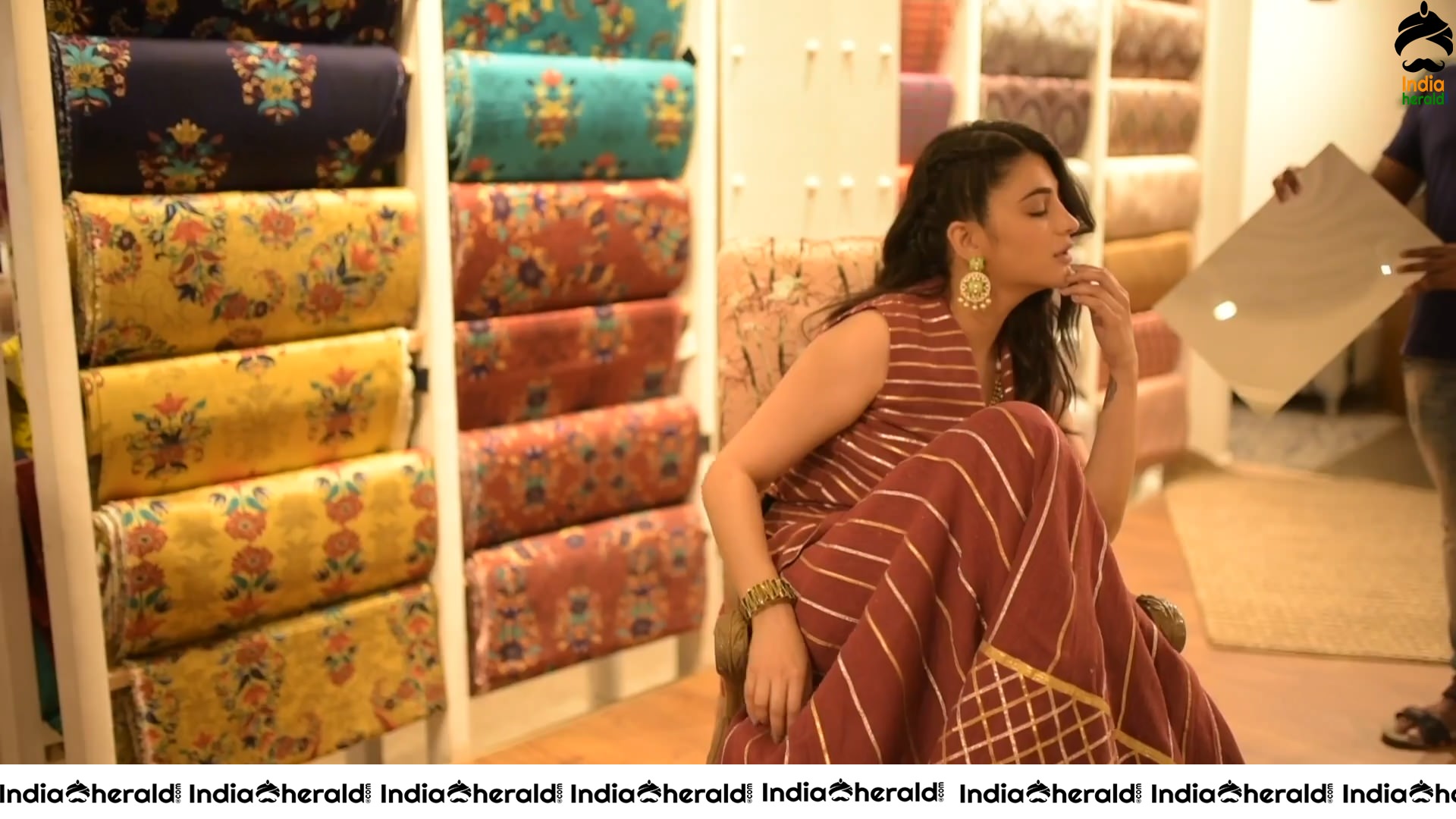 Shruti Haasan Hot Cleavage and Fleshy Waist Show in these Latest Photoshoot Photos Set 1