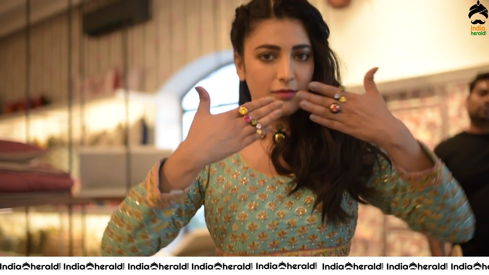 Shruti Haasan Hot Cleavage and Fleshy Waist Show in these Latest Photoshoot Photos Set 1