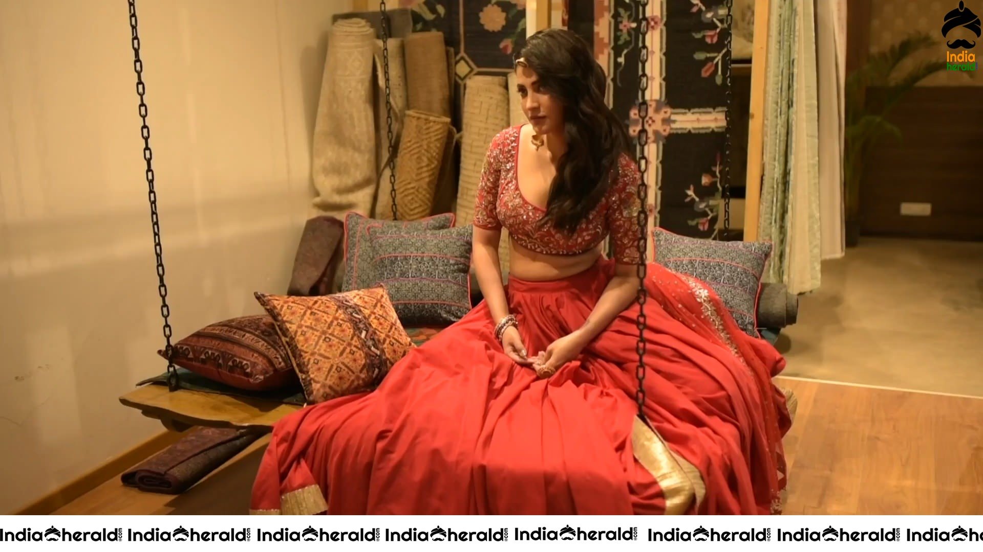 Shruti Haasan Hot Cleavage and Fleshy Waist Show in these Latest Photoshoot Photos Set 1