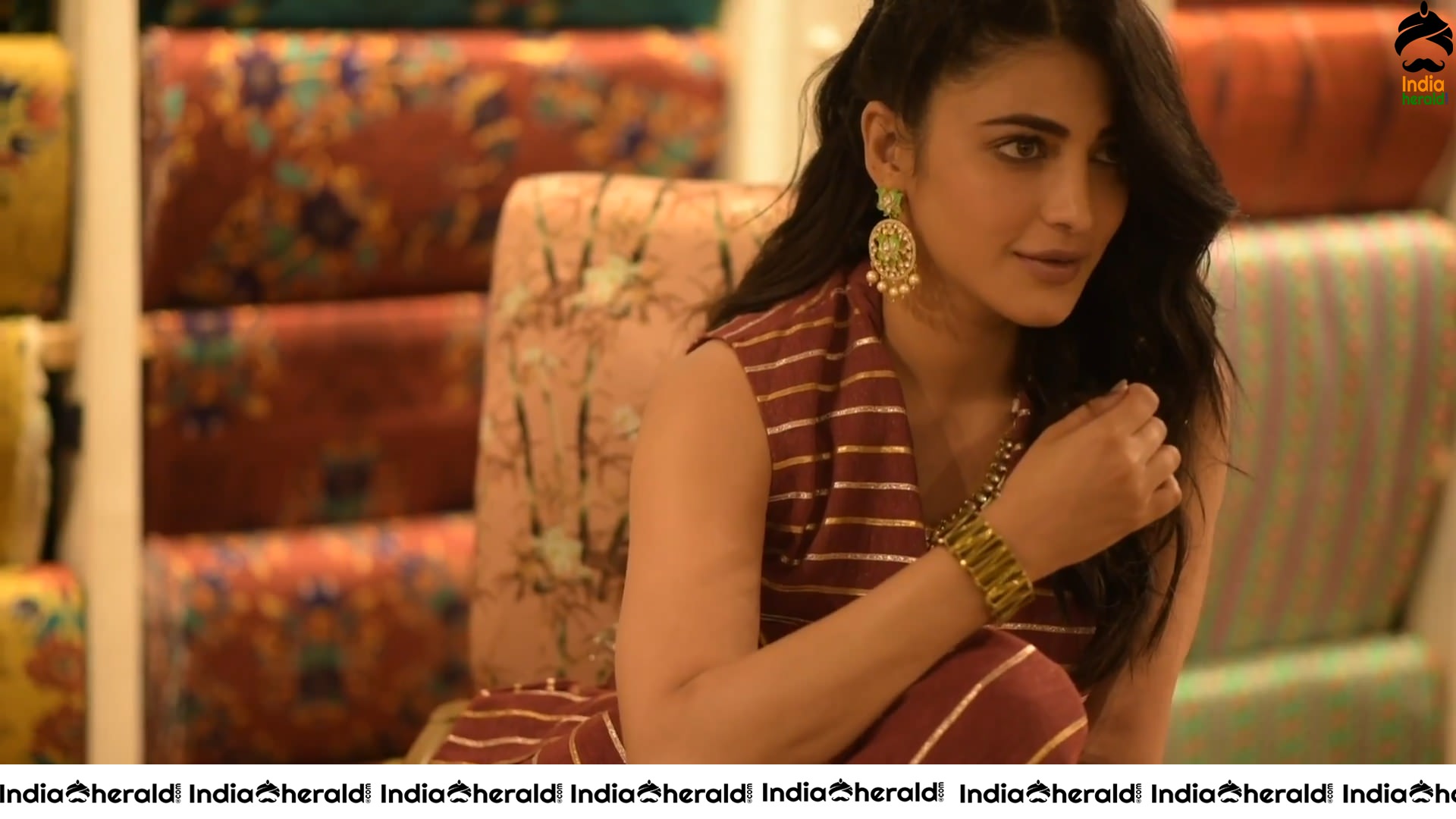 Shruti Haasan Hot Cleavage and Fleshy Waist Show in these Latest Photoshoot Photos Set 3