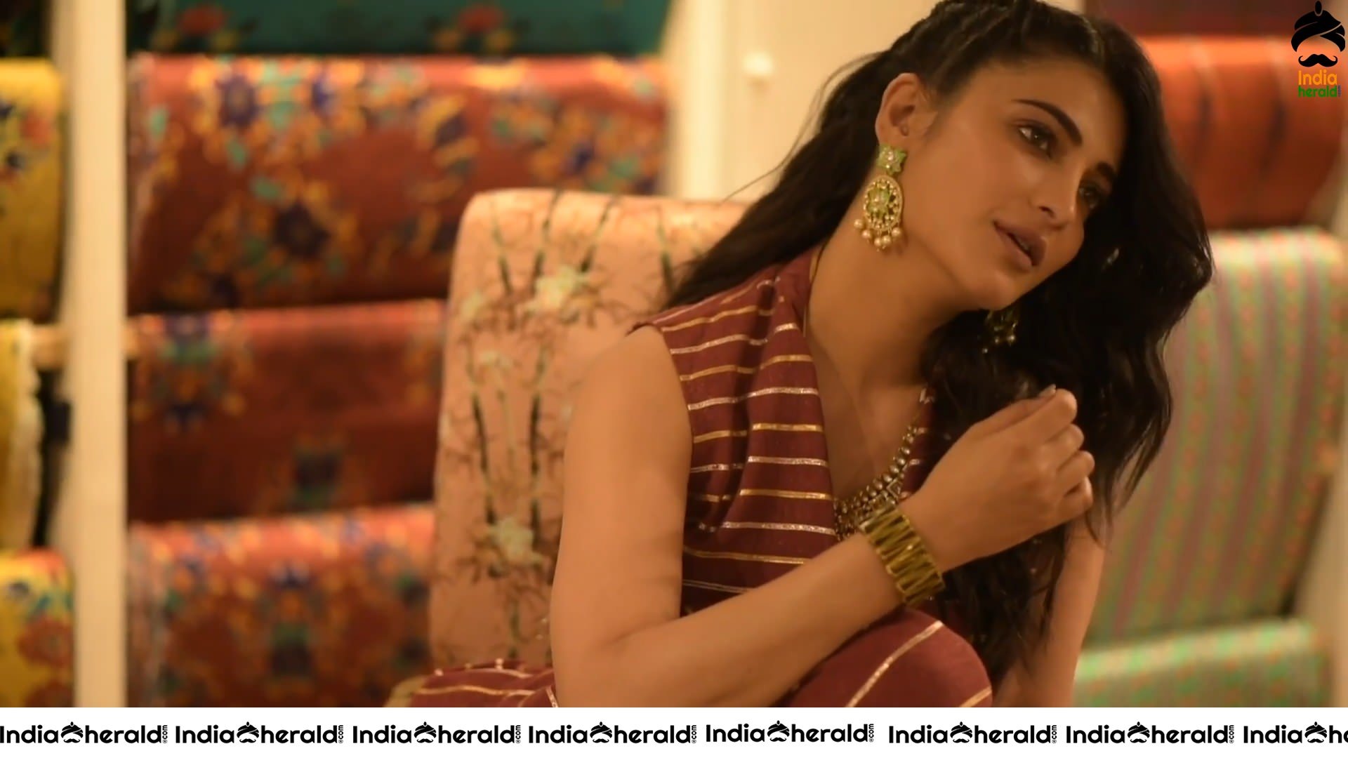 Shruti Haasan Hot Cleavage and Fleshy Waist Show in these Latest Photoshoot Photos Set 3