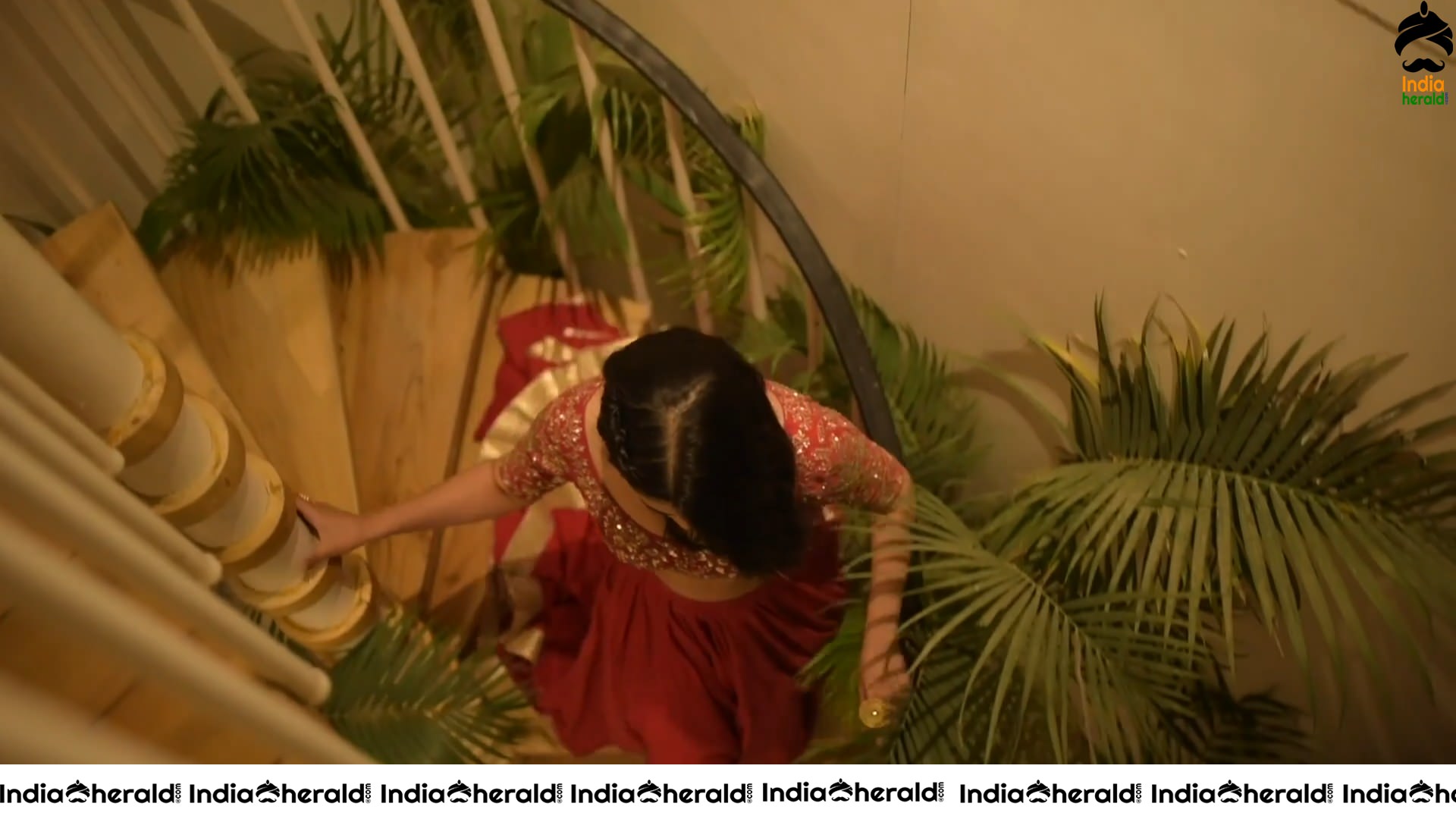 Shruti Haasan Hot Cleavage and Fleshy Waist Show in these Latest Photoshoot Photos Set 3