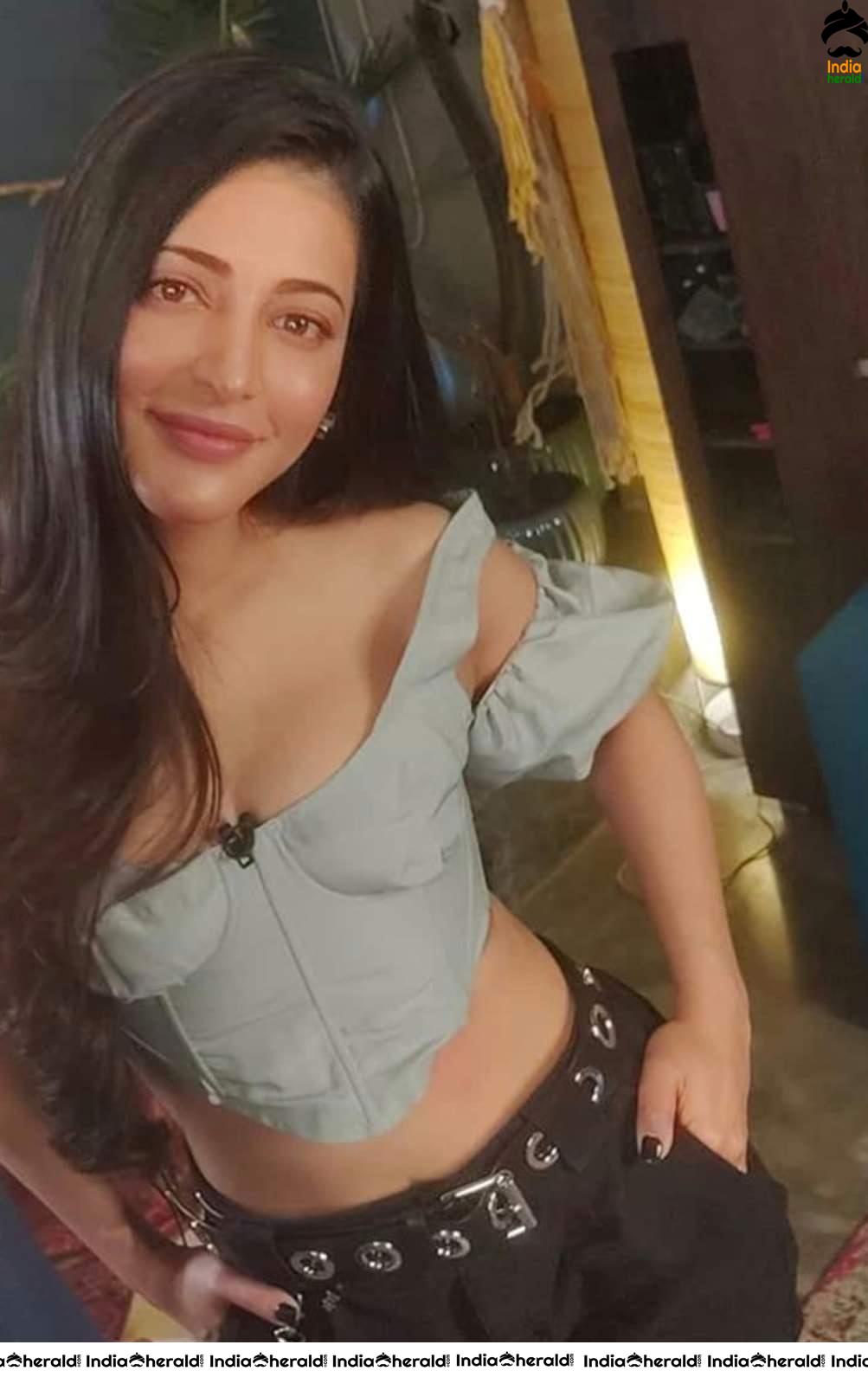 Shruti Haasan Hot Cleavage Milky Waist and Navel Exposing Latest Photos Compilation Set 1