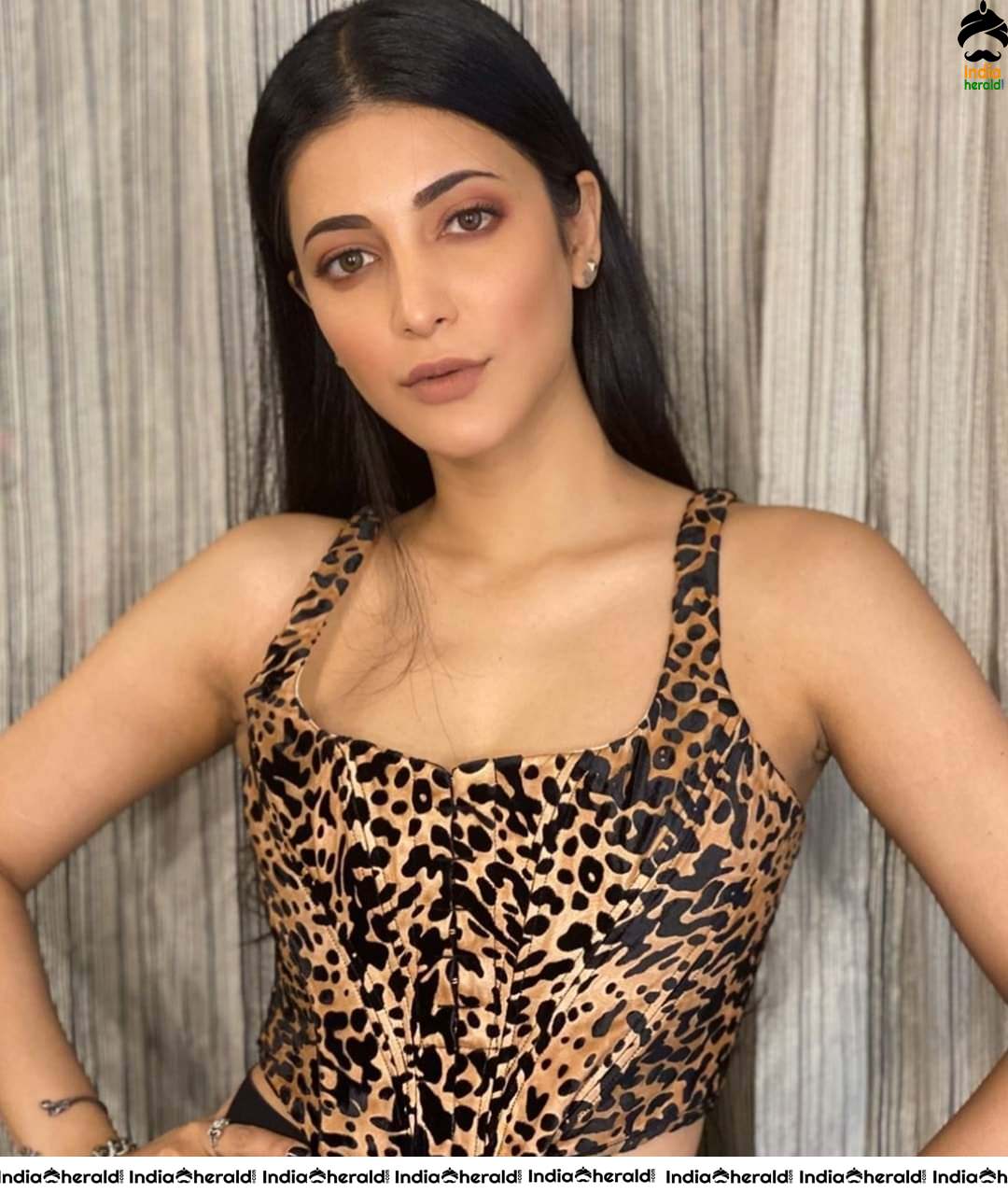 Shruti Haasan Hot Cleavage Milky Waist and Navel Exposing Latest Photos Compilation Set 1