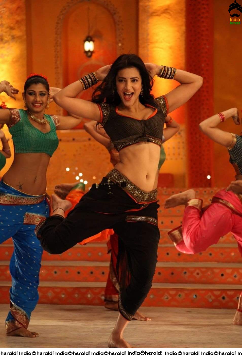 Shruti Haasan Hot Cleavage Milky Waist and Navel Exposing Latest Photos Compilation Set 2