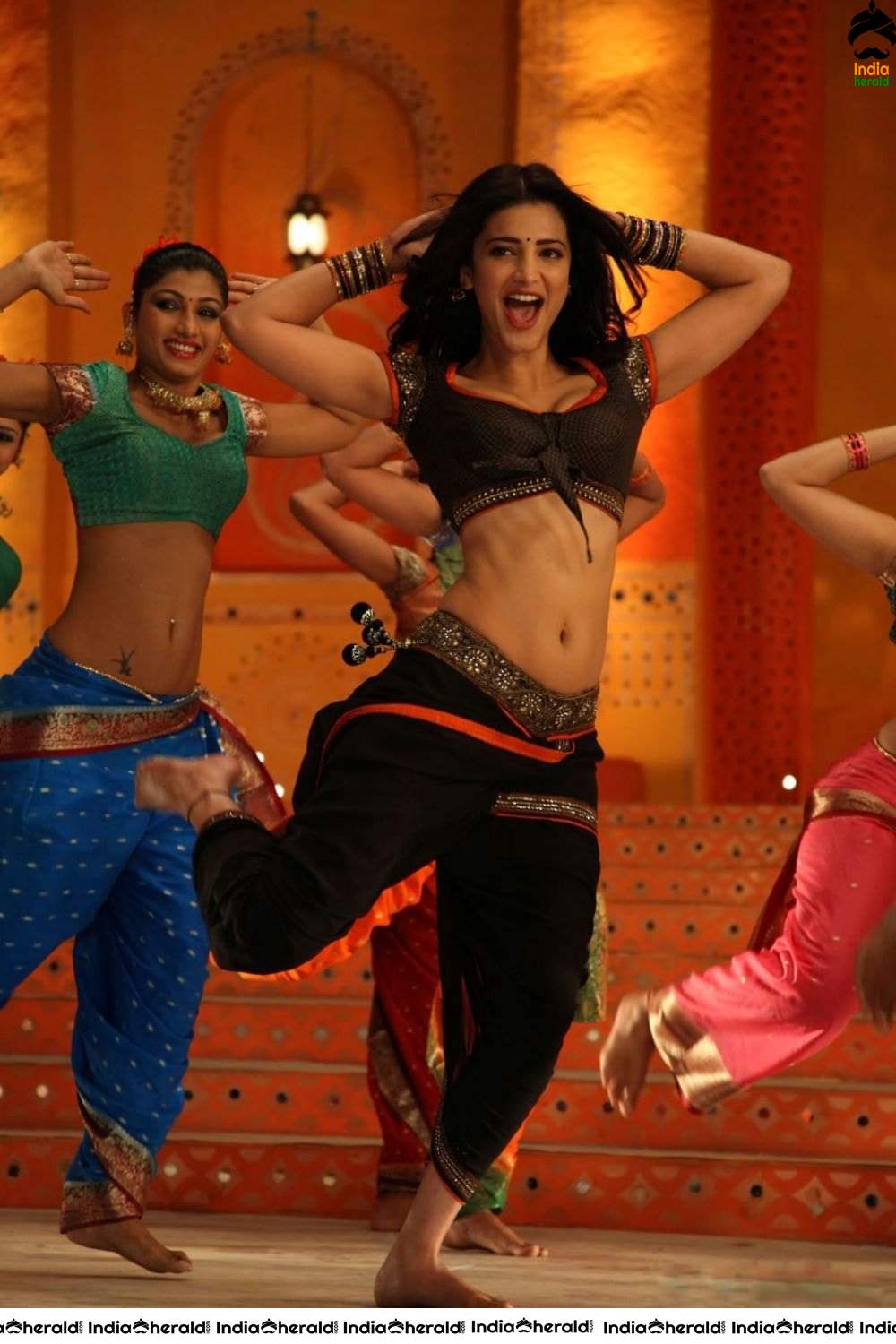 Shruti Haasan Hot Cleavage Milky Waist and Navel Exposing Latest Photos Compilation Set 2