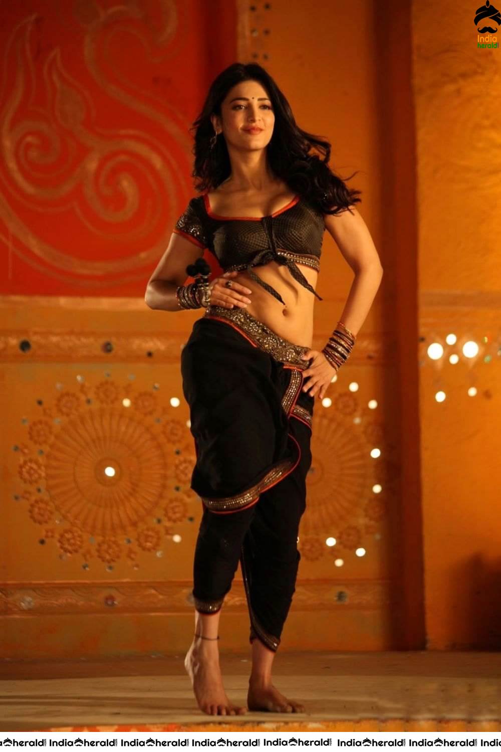 Shruti Haasan Hot Cleavage Milky Waist and Navel Exposing Latest Photos Compilation Set 2