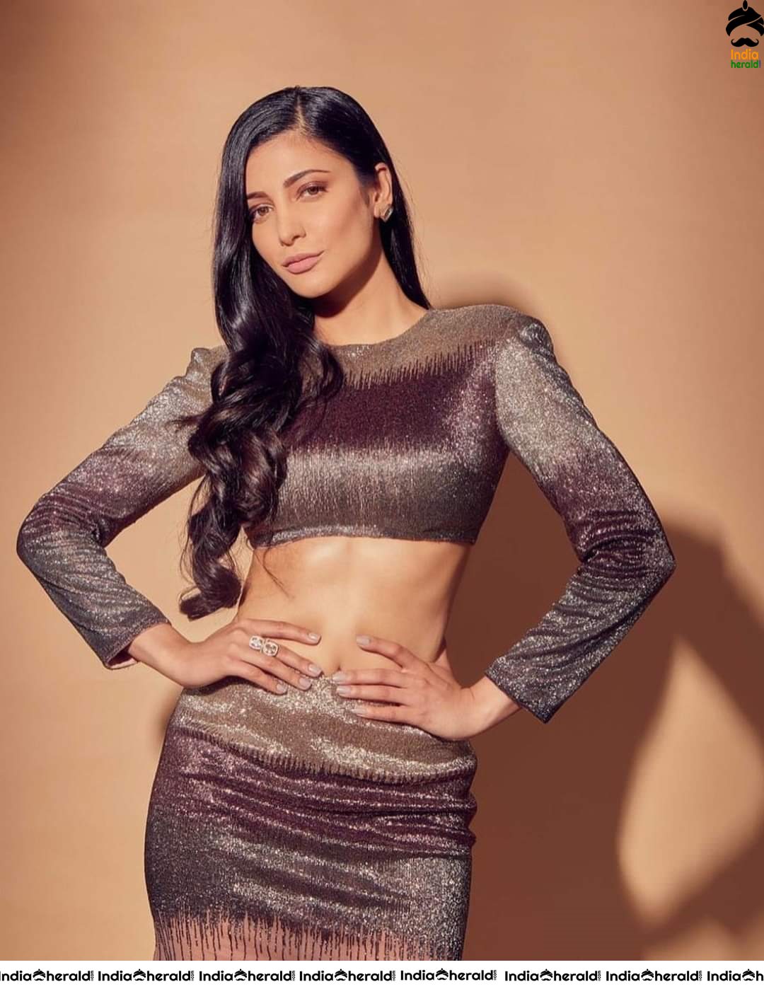 Shruti Haasan Hot Cleavage Milky Waist and Navel Exposing Latest Photos Compilation Set 2