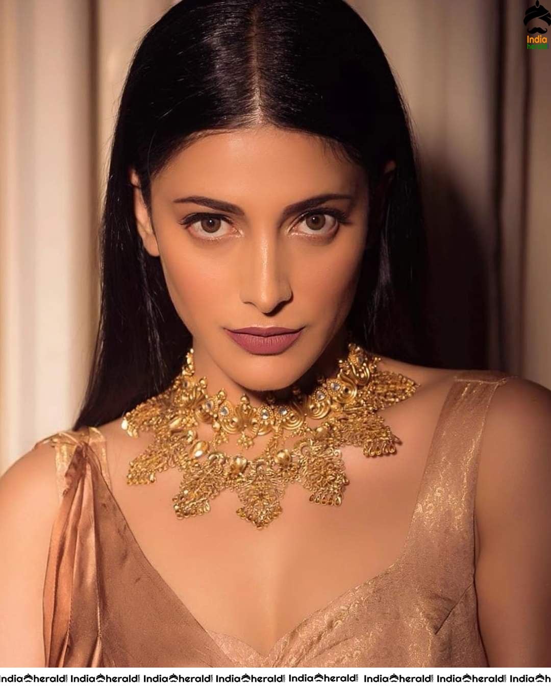 Shruti Haasan Hot Cleavage Milky Waist and Navel Exposing Latest Photos Compilation Set 4