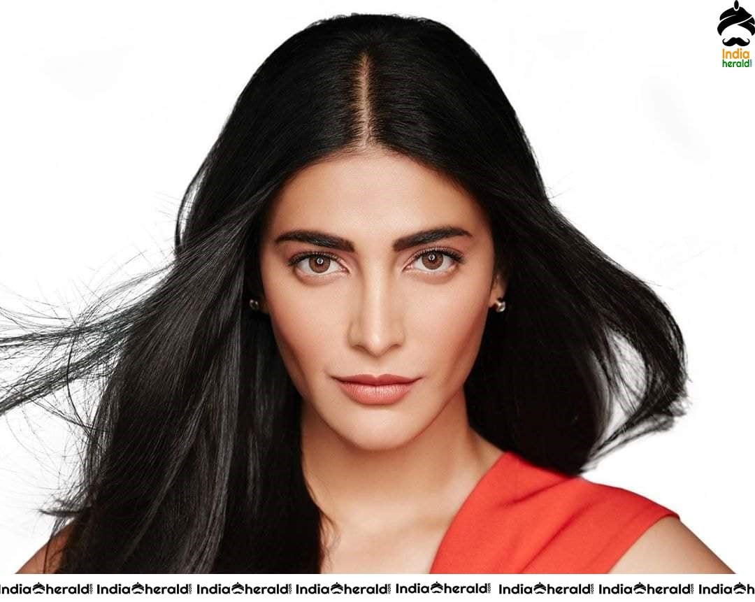 Shruti Haasan Hot Cleavage Milky Waist and Navel Exposing Latest Photos Compilation Set 4