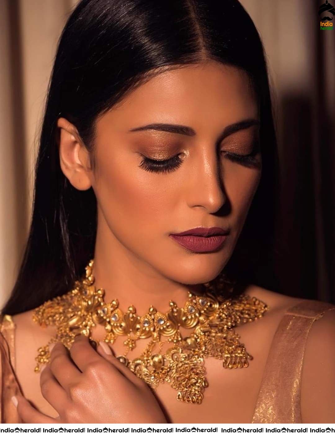 Shruti Haasan Hot Cleavage Milky Waist and Navel Exposing Latest Photos Compilation Set 4