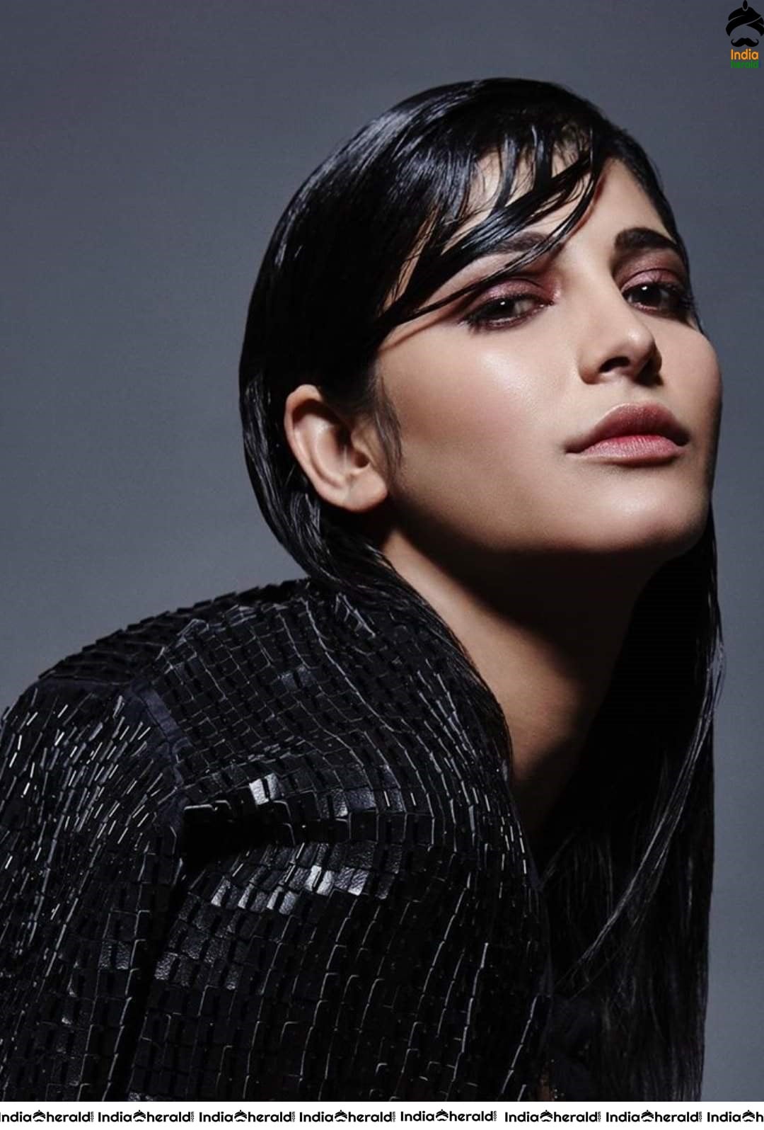 Shruti Haasan Hot Cleavage Milky Waist and Navel Exposing Latest Photos Compilation Set 4