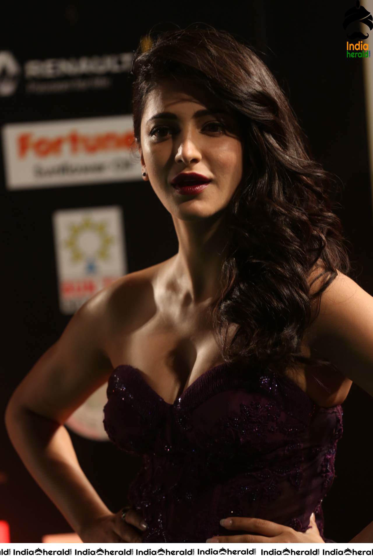 Shruti Haasan Hot Cleavage revealing Photos during an Award event