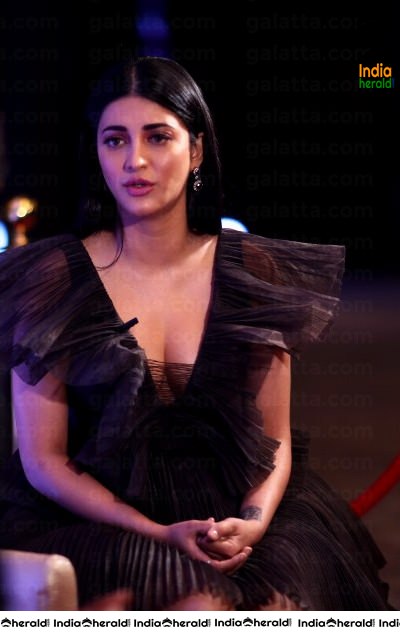 Shruti Haasan Hot Deep Cleavage Show Photos at Galatta event Set 1