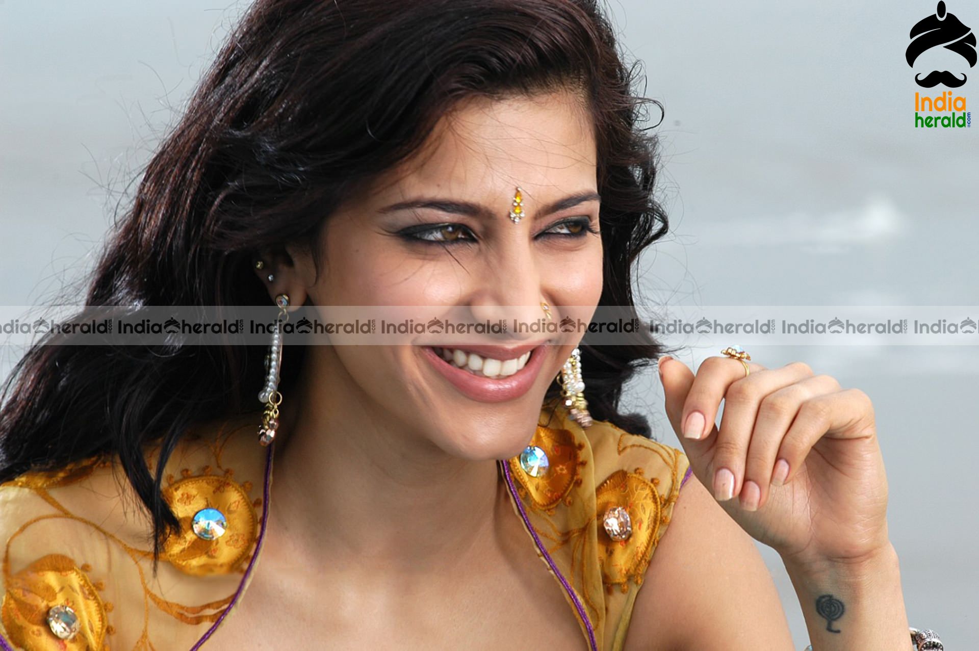 Shruti Haasan Hot HD Photos Exposing her Tempting Belly Pierced Navel and Big Cleavage Set 2