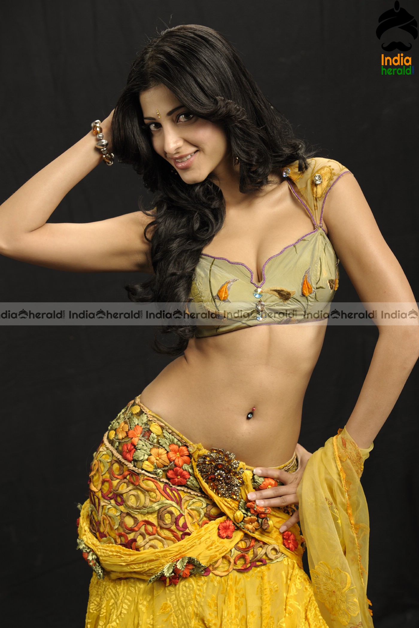 Shruti Haasan Hot HD Photos Exposing her Tempting Belly Pierced Navel and Big Cleavage Set 2