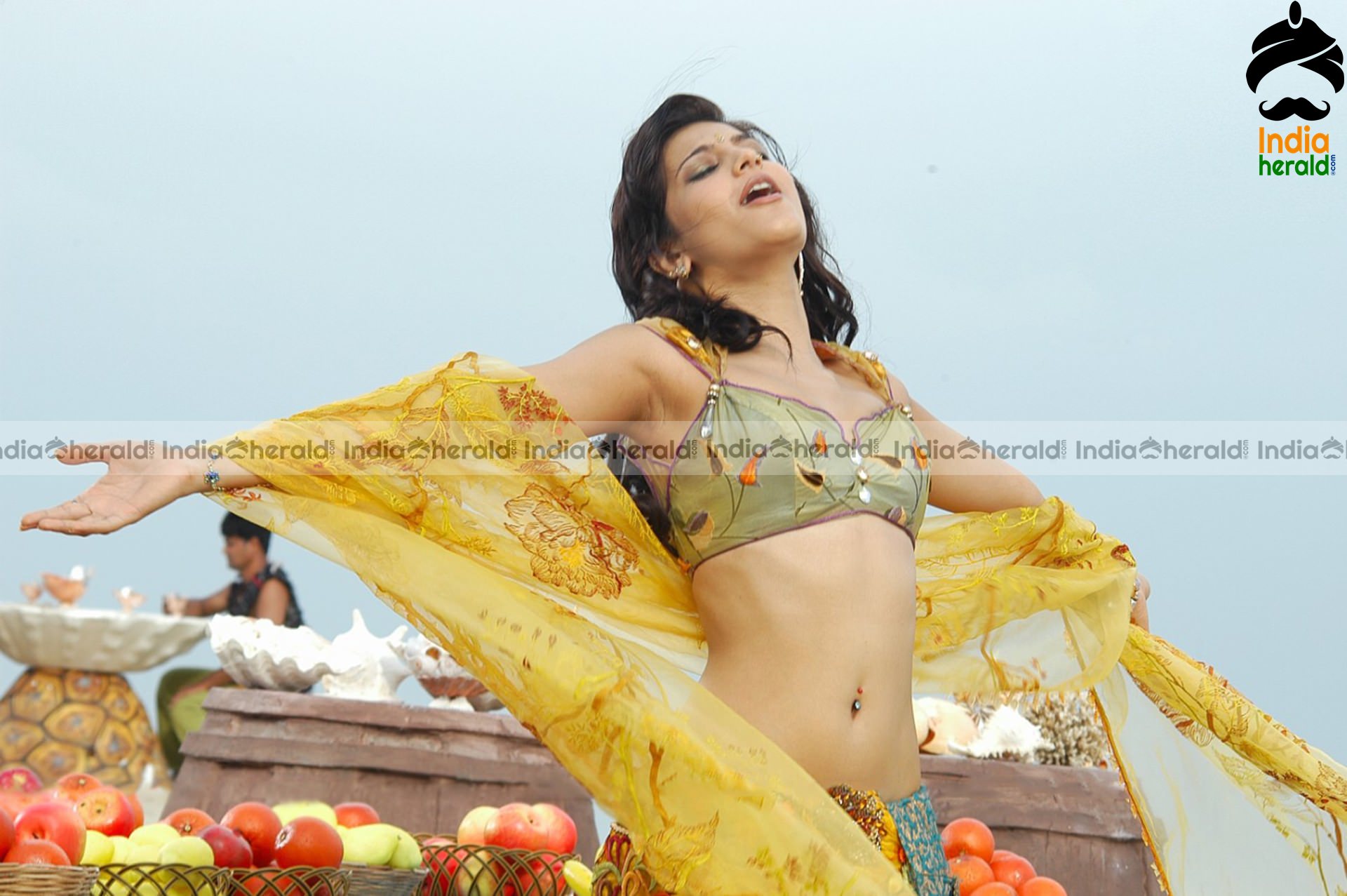 Shruti Haasan Hot HD Photos Exposing her Tempting Belly Pierced Navel and Big Cleavage Set 3