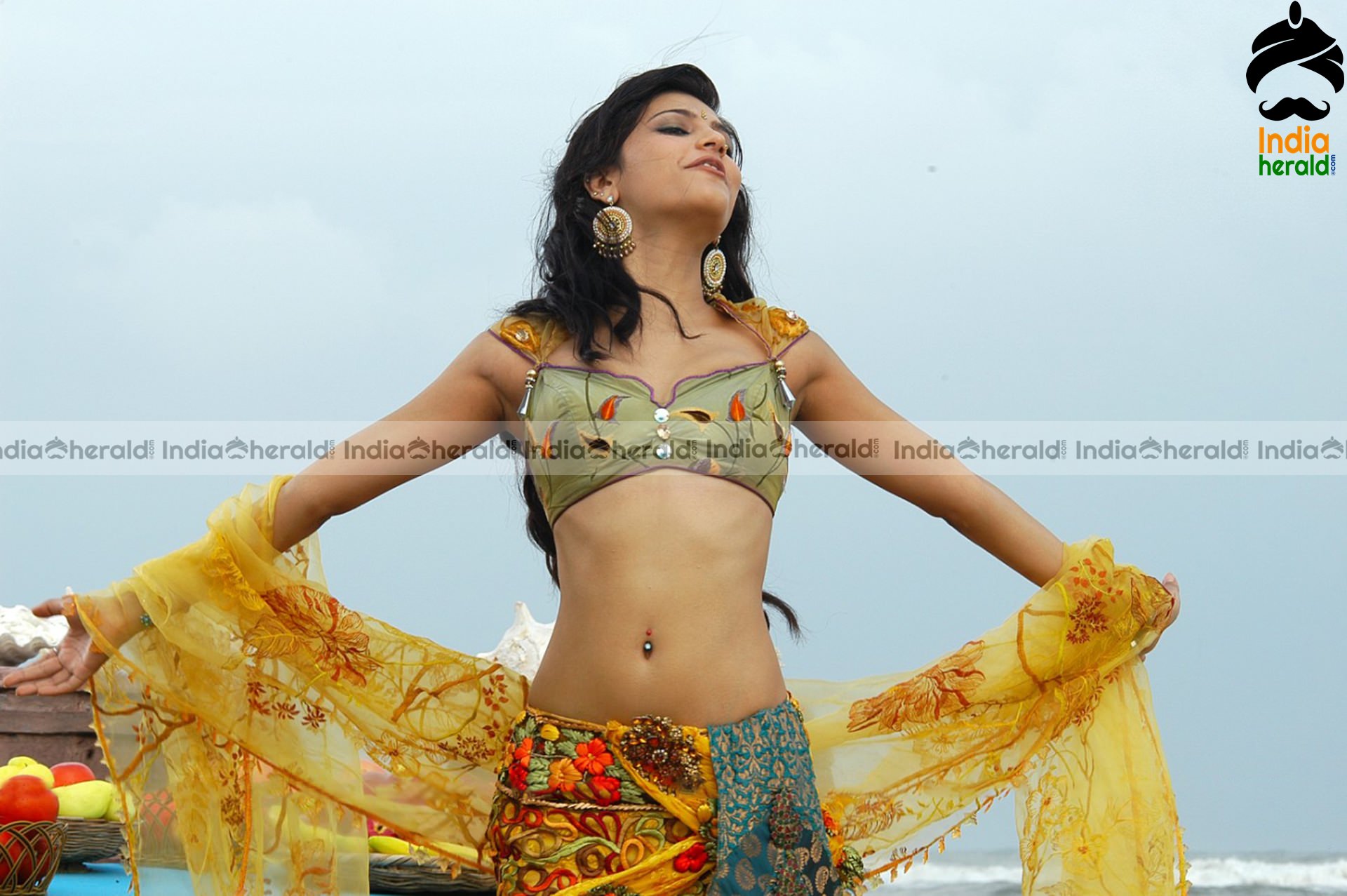 Shruti Haasan Hot HD Photos Exposing her Tempting Belly Pierced Navel and Big Cleavage Set 3