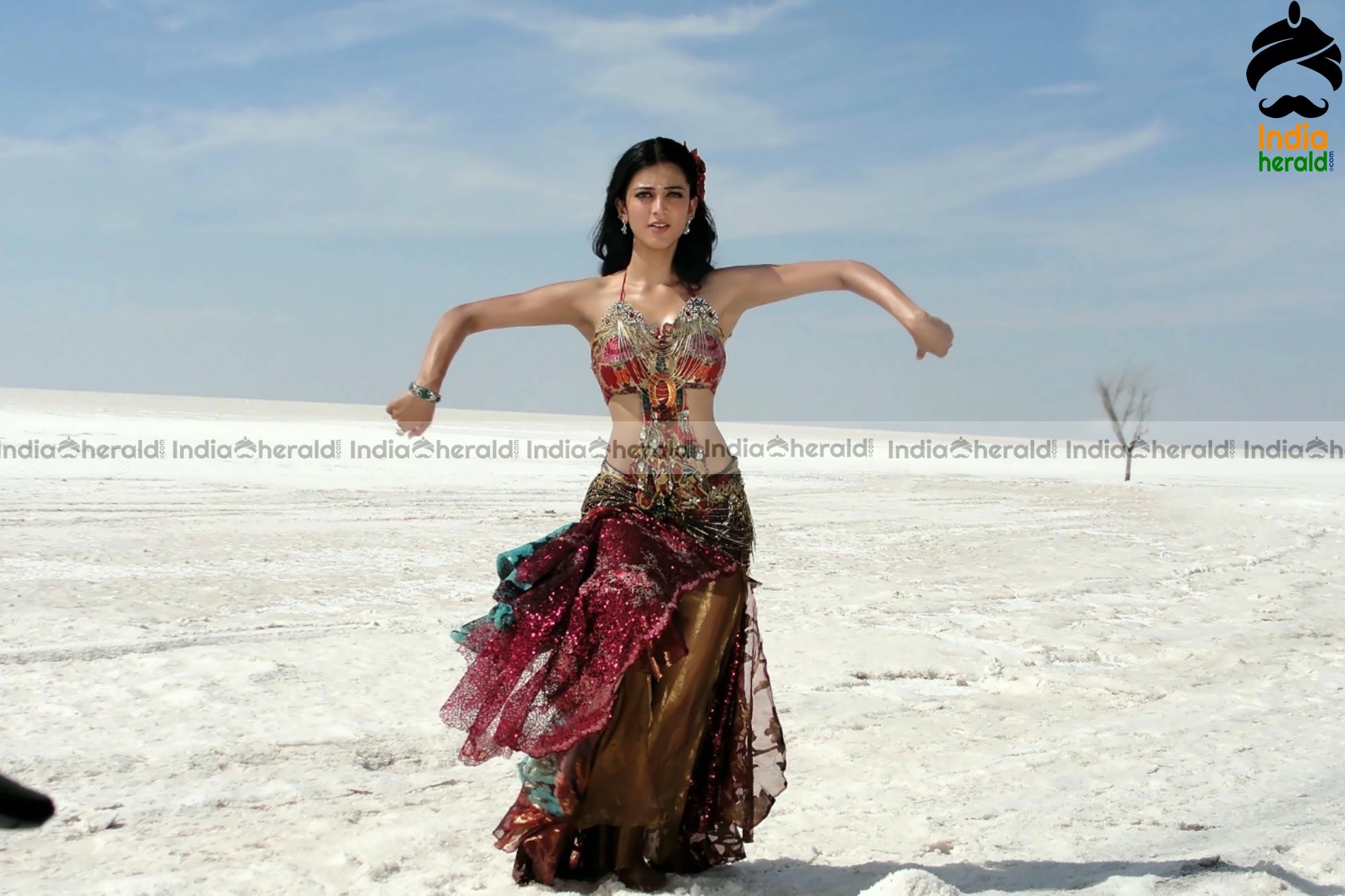 Shruti Haasan Hot HD Photos Exposing her Tempting Belly Pierced Navel and Big Cleavage Set 3