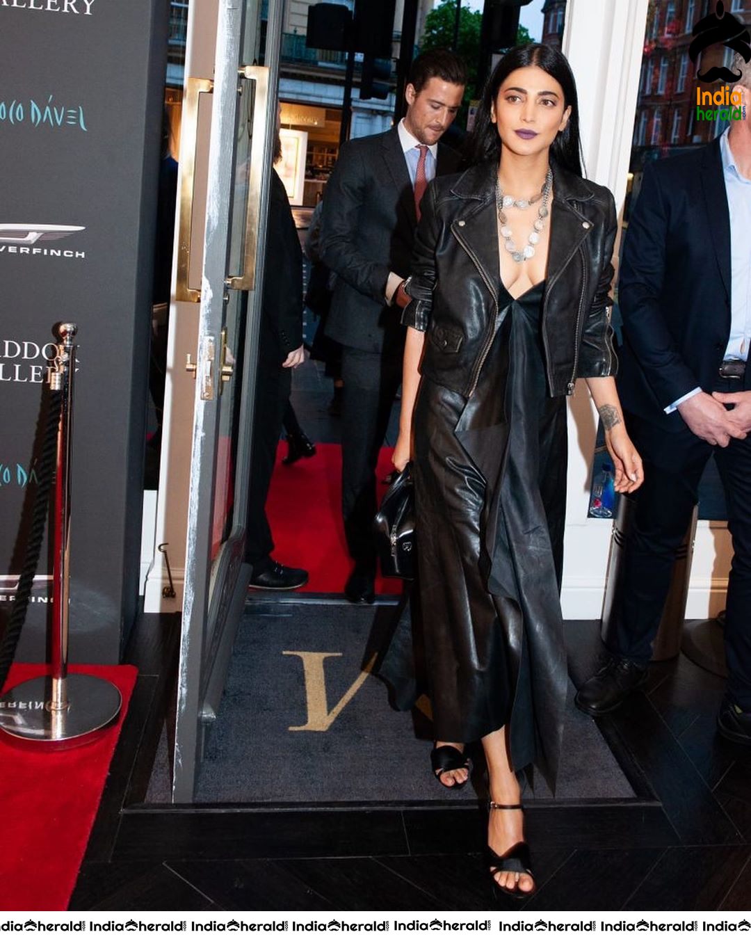 Shruti Haasan Hot Latest Candid Photos Set 6