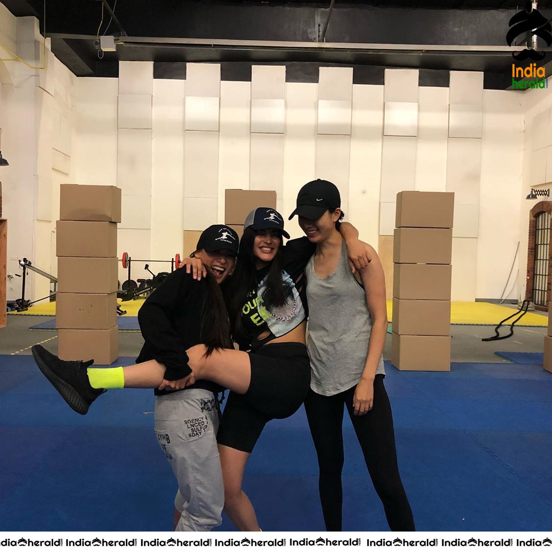 Shruti Haasan Hot Latest Candid Photos Set 6