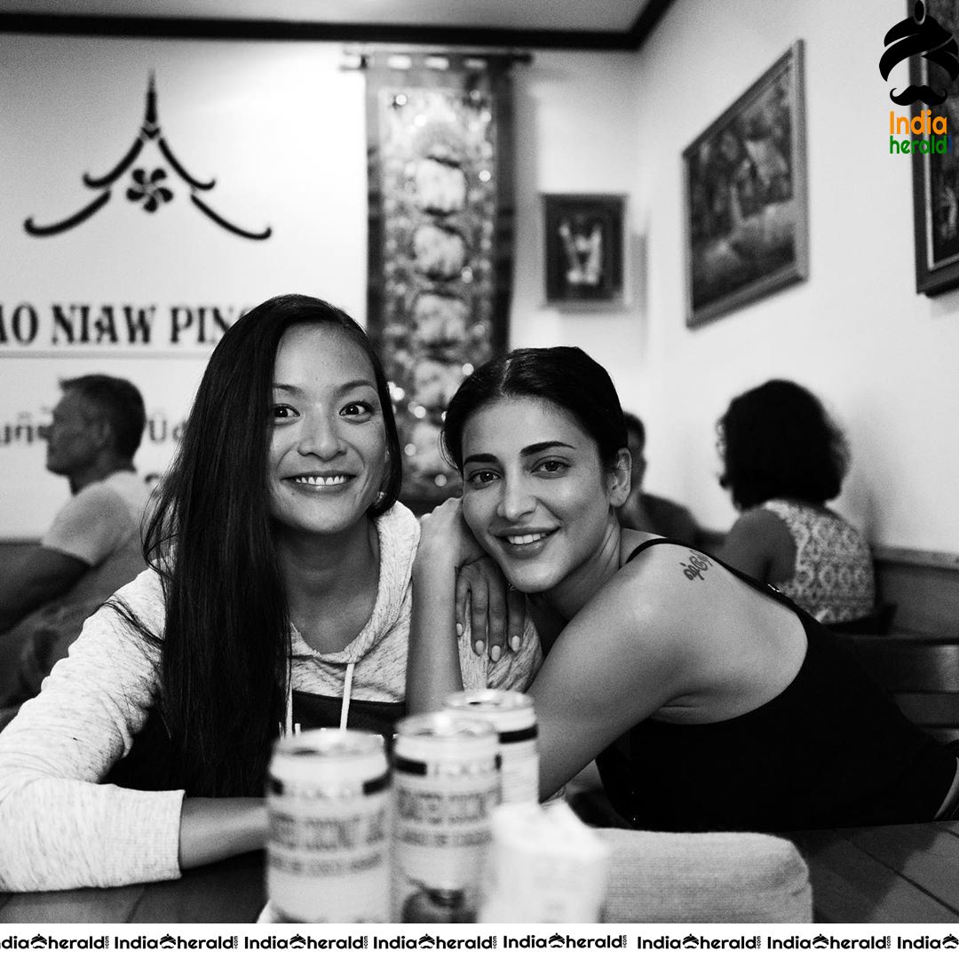 Shruti Haasan Hot Latest Candid Photos Set 6