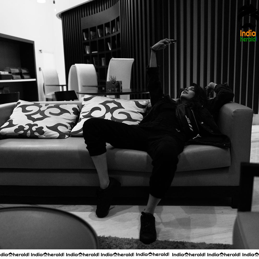 Shruti Haasan Hot Latest Candid Photos Set 6