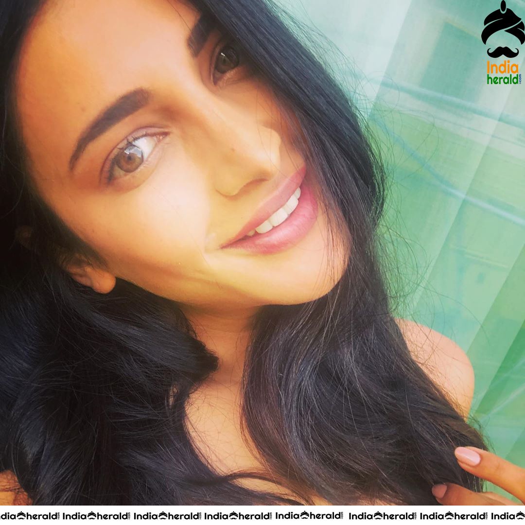 Shruti Haasan Hot Latest Candid Photos Set 6