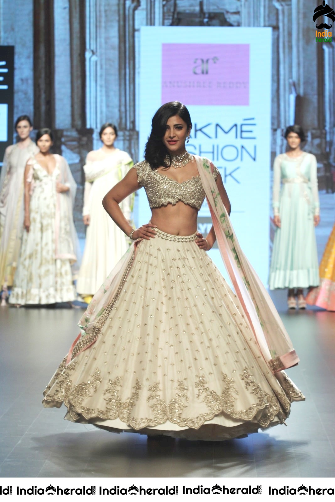 Shruti Haasan Hot Milky Waist and Navel Show as she turns as Showstopper