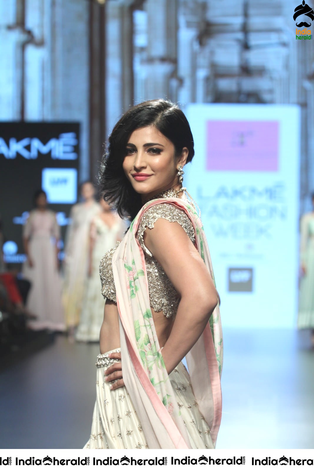 Shruti Haasan Hot Milky Waist and Navel Show as she turns as Showstopper