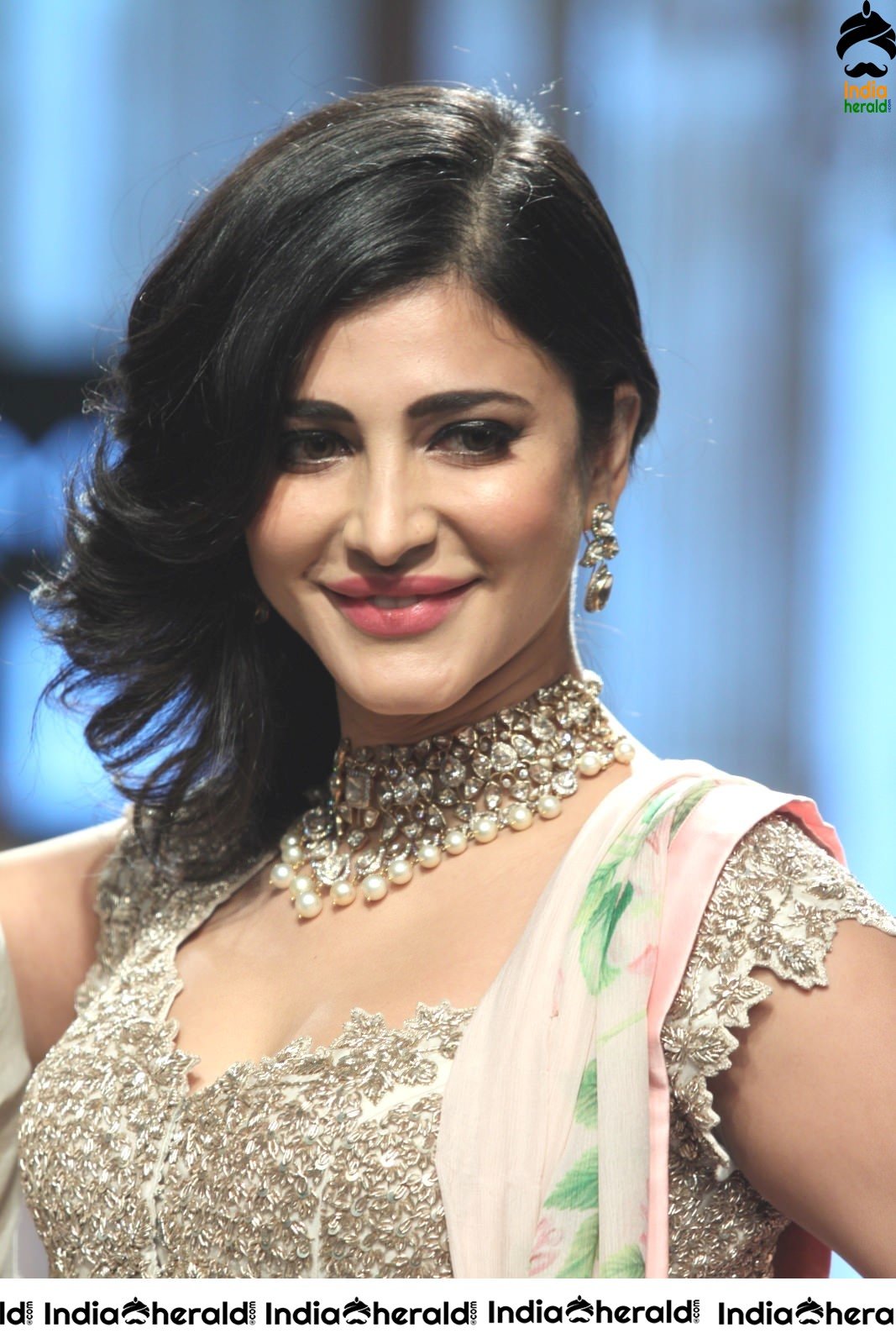 Shruti Haasan Hot Milky Waist and Navel Show as she turns as Showstopper