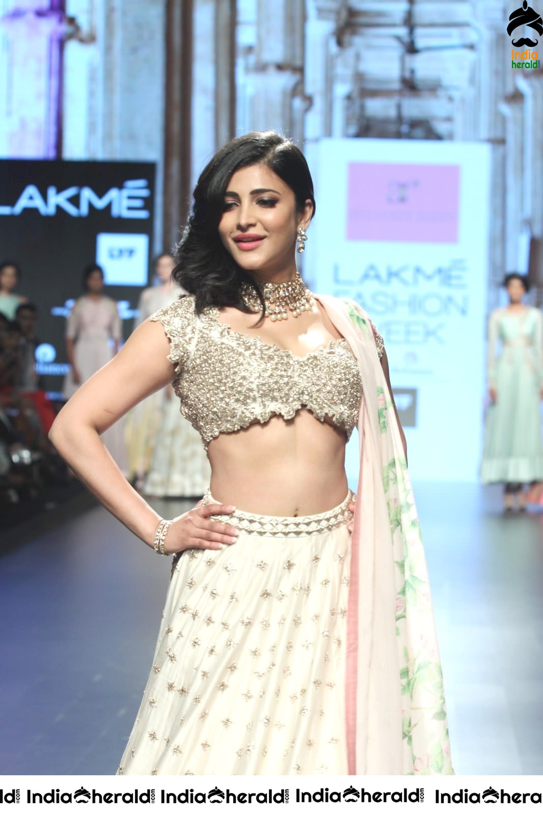 Shruti Haasan Hot Milky Waist and Navel Show as she turns as Showstopper