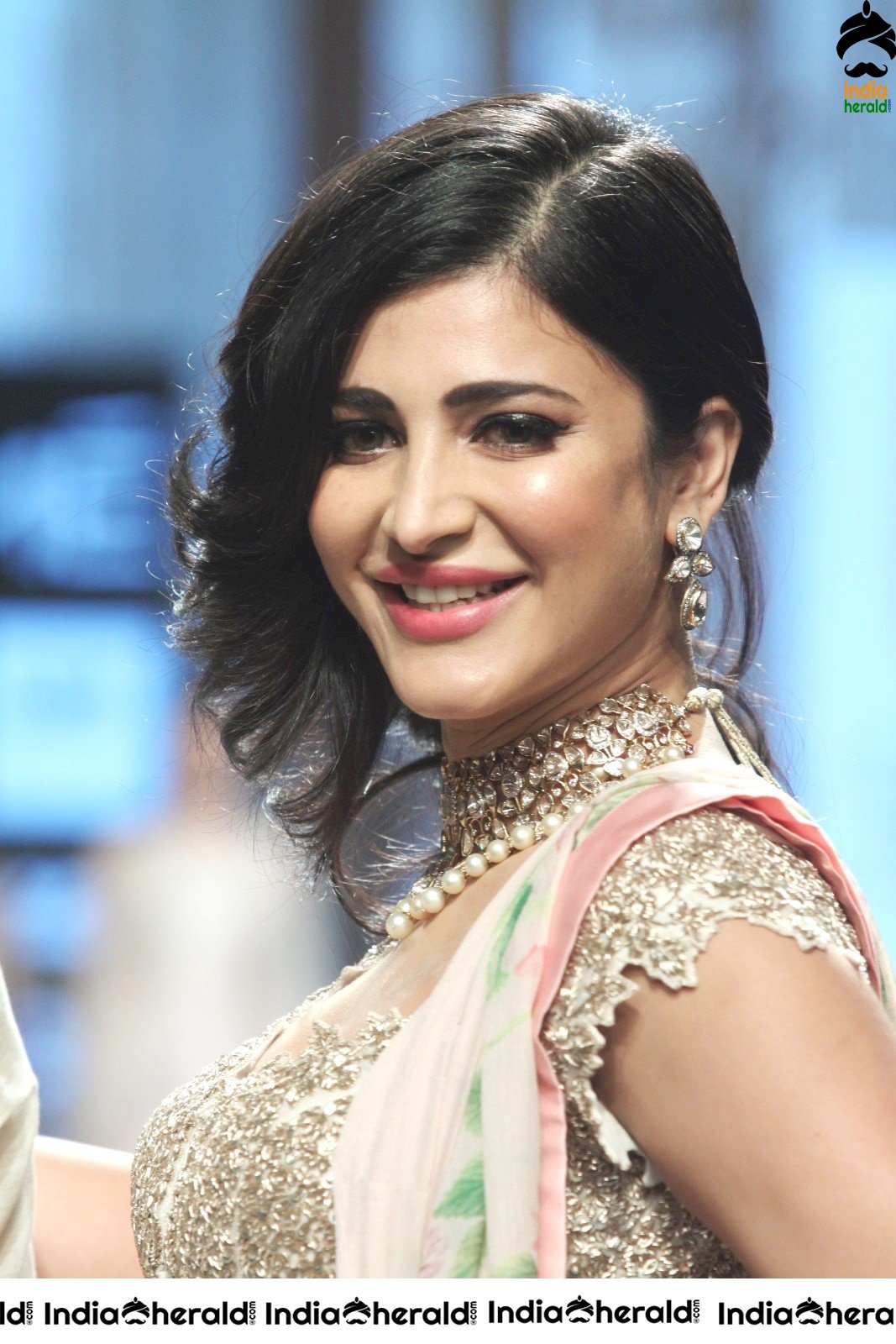 Shruti Haasan Hot Milky Waist and Navel Show as she turns as Showstopper