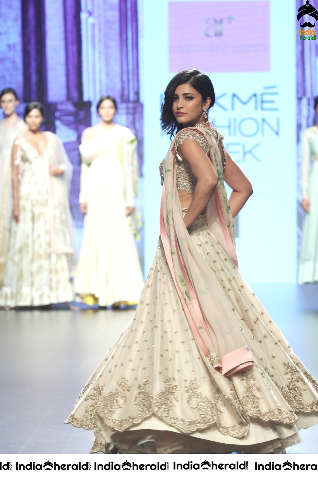 Shruti Haasan Hot Milky Waist and Navel Show as she turns as Showstopper