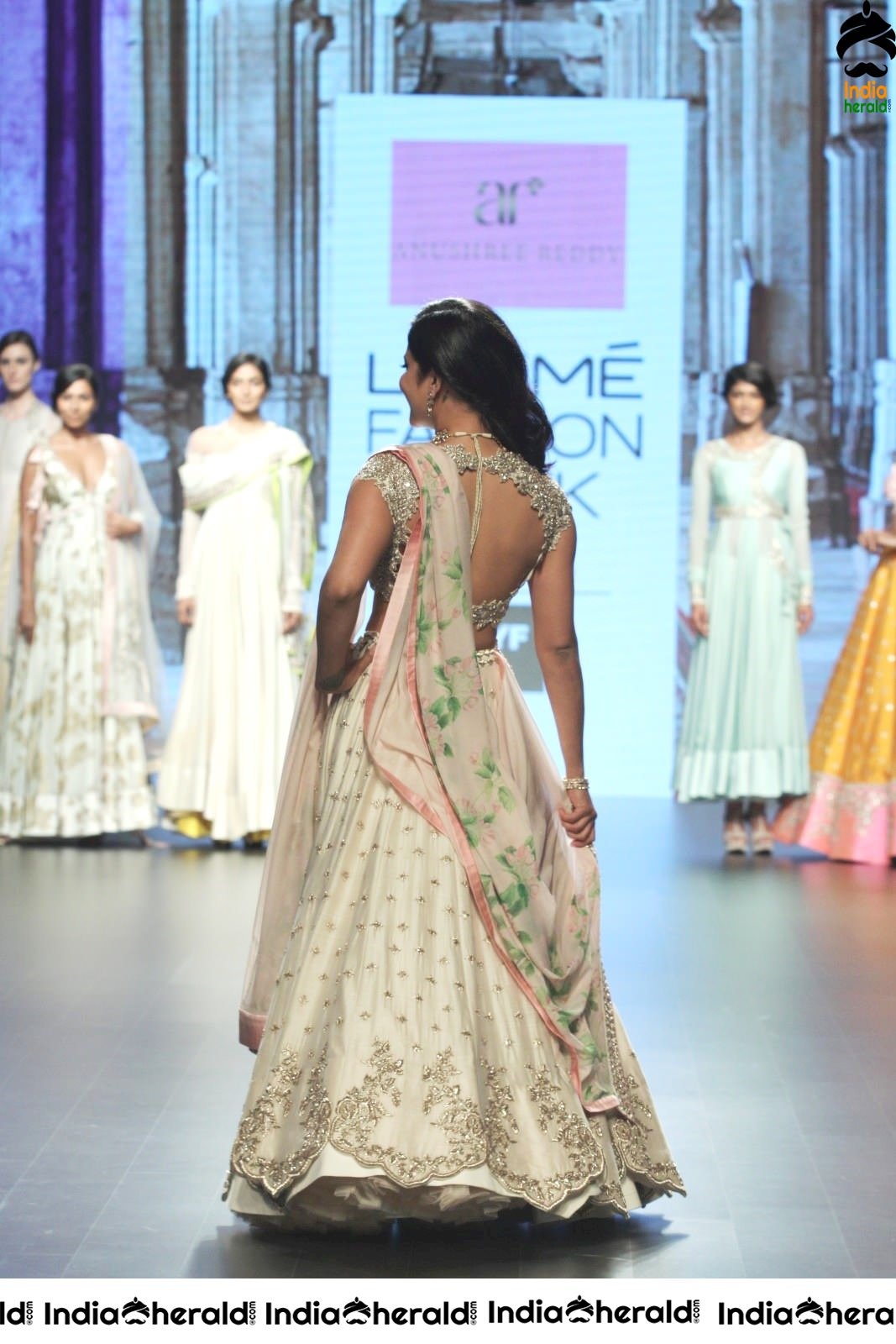 Shruti Haasan Hot Milky Waist and Navel Show as she turns as Showstopper