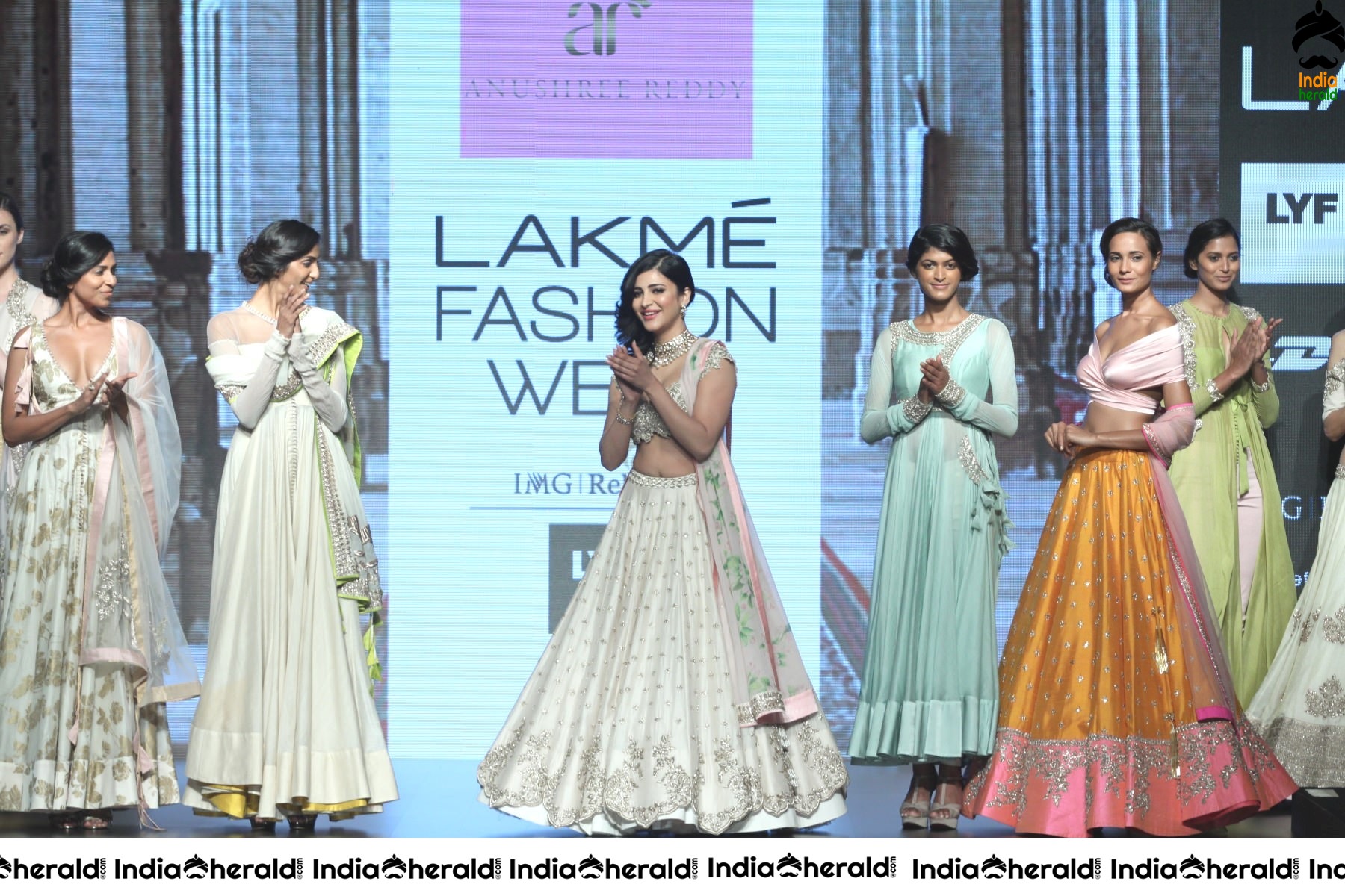 Shruti Haasan Hot Milky Waist and Navel Show as she turns as Showstopper