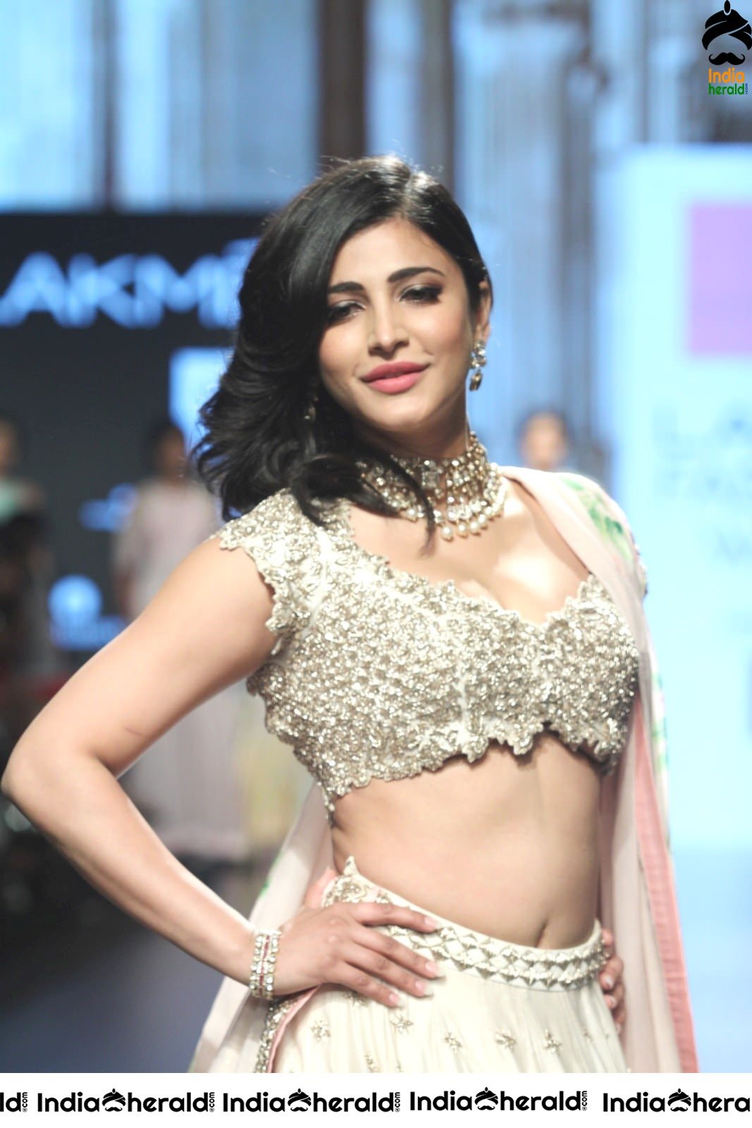 Shruti Haasan Hot Milky Waist and Navel Show as she turns as Showstopper