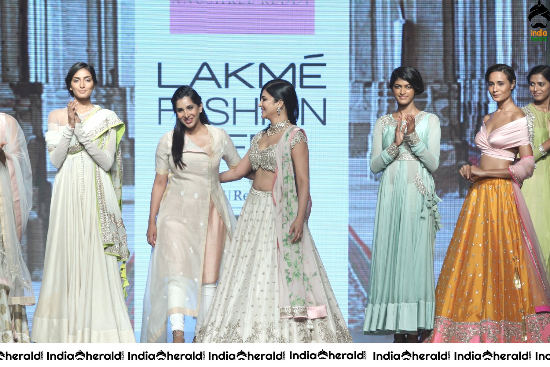 Shruti Haasan Hot Milky Waist and Navel Show as she turns as Showstopper