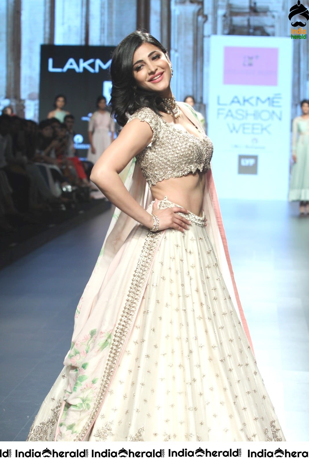 Shruti Haasan Hot Milky Waist and Navel Show as she turns as Showstopper