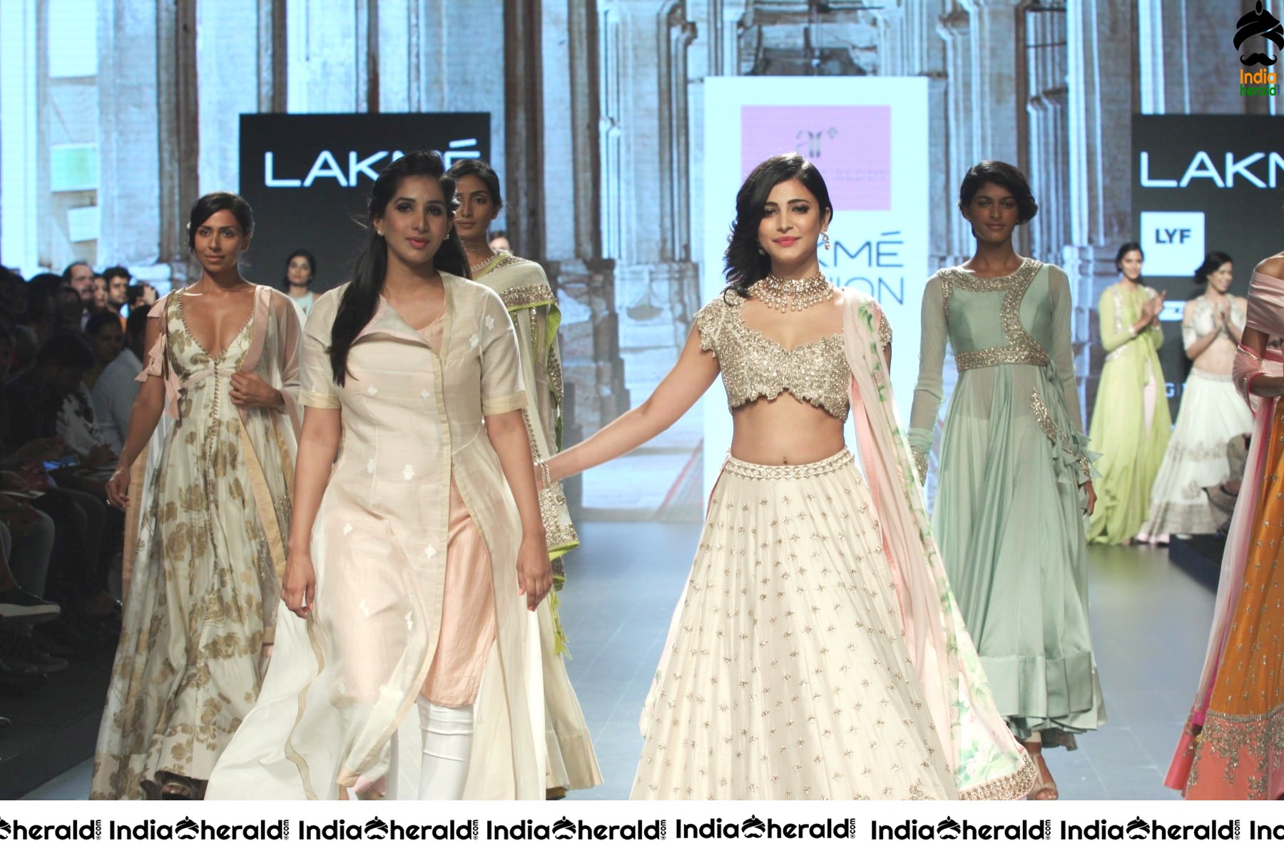 Shruti Haasan Hot Milky Waist and Navel Show as she turns as Showstopper